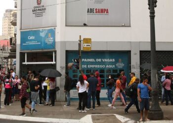 Desemprego atinge menor índice no trimestre e rendimento atinge patamar recorde