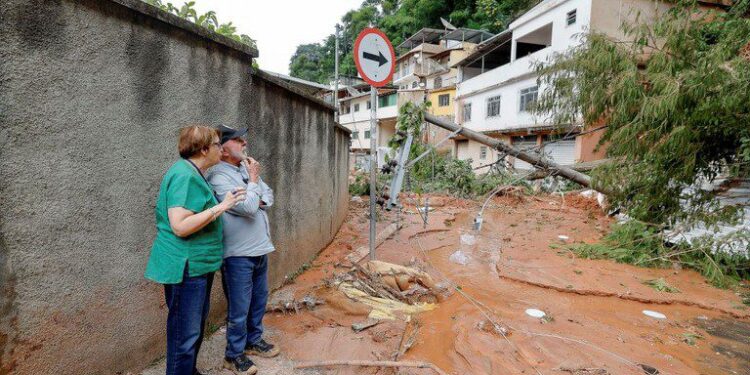 Lula assina MP que libera R$ 266,5 milhões para apoio a famílias atingidas por desastres em MG