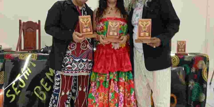 Junior Vaz é homenageado pelos 25 anos de trabalho na cultura; artes visuais e literatura no Brasil