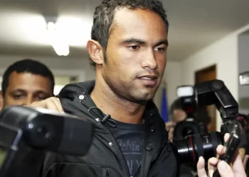 Goleiro Bruno é considerado foragido pela Justiça do Rio de Janeiro