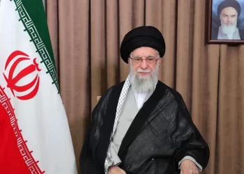 Iranianos se dividem entre luto por Khamenei e esperança de troca de regime