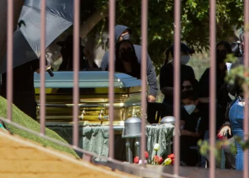 Narcotraficante El Mencho enterrado em caixão dourado