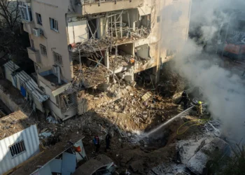 Irã ataca de surpresa Tel Aviv com míssil de 100 kg e deixa feridos; veja