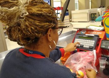 Emprego com carteira cresce e rendimento dos trabalhadores bate recorde no 1º trimestre, aponta IBGE