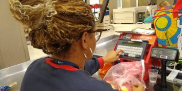 Emprego com carteira cresce e rendimento dos trabalhadores bate recorde no 1º trimestre, aponta IBGE