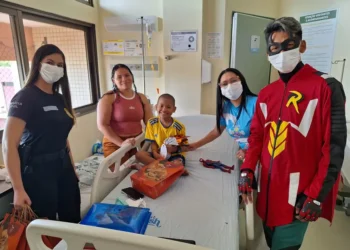 Hospital Regional do Baixo Amazonas celebra Páscoa com oração e presentes