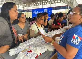 ‘Por Todas Elas’ entrega mais de 1.200 óculos de grau a moradores do bairro do Guamá, em Belém