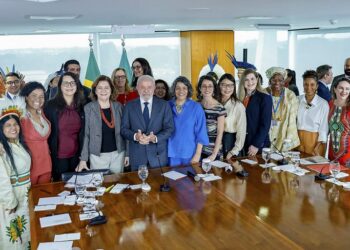 Tornozeleira para agressores e proteção a dependentes: Lula sanciona novas medidas em defesa das mulheres