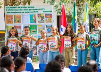 Alunos da Rede Municipal de Canaã dos Carajás recebem material didático para a preparação do Saeb