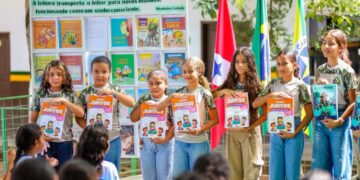 Alunos da Rede Municipal de Canaã dos Carajás recebem material didático para a preparação do Saeb