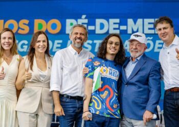 Pé-de-Meia contribui para queda de 43% no abandono escolar: ‘Oportunidade de continuar sonhando’, exalta Lula