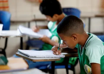 Você aprendeu errado na escola? Estudo revela como livros ainda escondem o racismo, e o regionalismo no Brasil