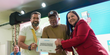 Comunidades ribeirinhas do Pará recebem computadores para qualificação profissional e acesso à internet