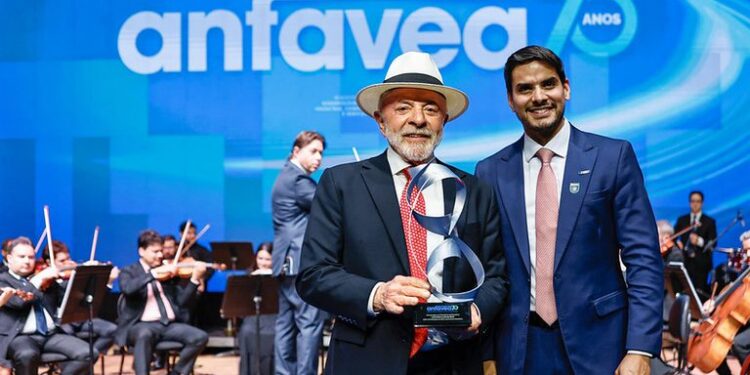 Lula reforça apoio à indústria e aos consumidores na celebração de 70 anos da Anfavea