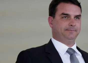 Flávio Bolsonaro manteve como assessor ex-dirigente da Caixa demitido por assédio