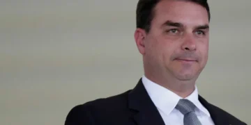 Flávio Bolsonaro manteve como assessor ex-dirigente da Caixa demitido por assédio