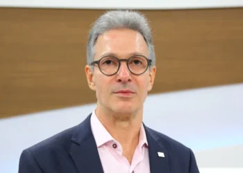 Zema critica Flávio Bolsonaro por dizer que indicaria o irmão Eduardo para o Itamaraty