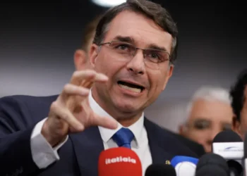Filme de Bolsonaro virou ‘comédia de erros’ que ameaça candidatura de Flávio, diz ‘FT’