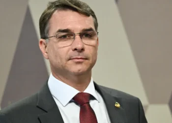 Flávio Bolsonaro lidera rejeição após áudio com Vorcaro, aponta pesquisa Atlas/Bloomberg