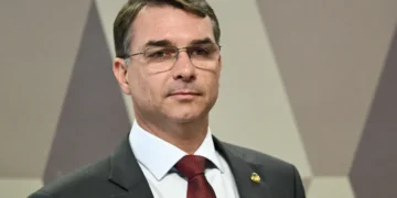 Flávio Bolsonaro lidera rejeição após áudio com Vorcaro, aponta pesquisa Atlas/Bloomberg