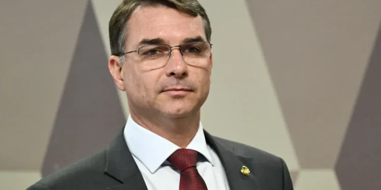 Flávio Bolsonaro lidera rejeição após áudio com Vorcaro, aponta pesquisa Atlas/Bloomberg