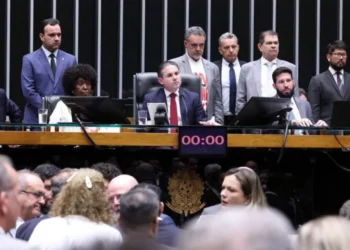 Câmara aprova em primeiro turno PEC que acaba com escala 6×1 e reduz jornada para 40 horas