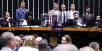 Câmara aprova em primeiro turno PEC que acaba com escala 6×1 e reduz jornada para 40 horas