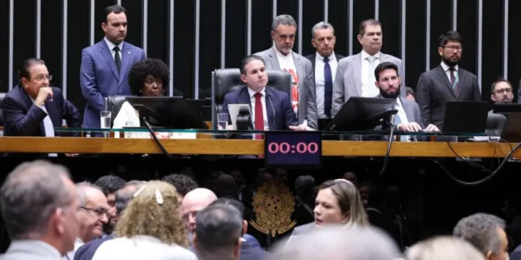Câmara aprova em primeiro turno PEC que acaba com escala 6×1 e reduz jornada para 40 horas