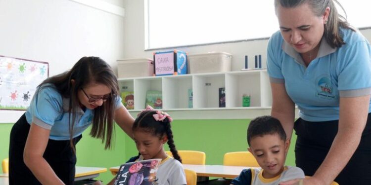 Governo sanciona novo piso de R$ 5,1 mil com ganho real para professores da educação básica
