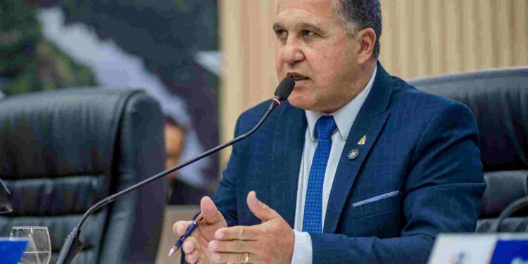 Anderson Moratorio propõe programa de proteção a alunos autistas e fiscaliza Banco do Povo, transição fiscal e UAB em Parauapebas