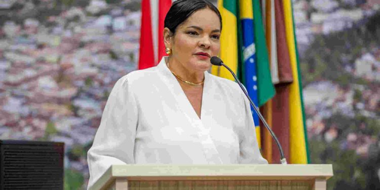 Maquivalda Barros exige explicações da Semed sobre contrato para fornecimento de equipamentos, boatos de fechamento de escola e merenda