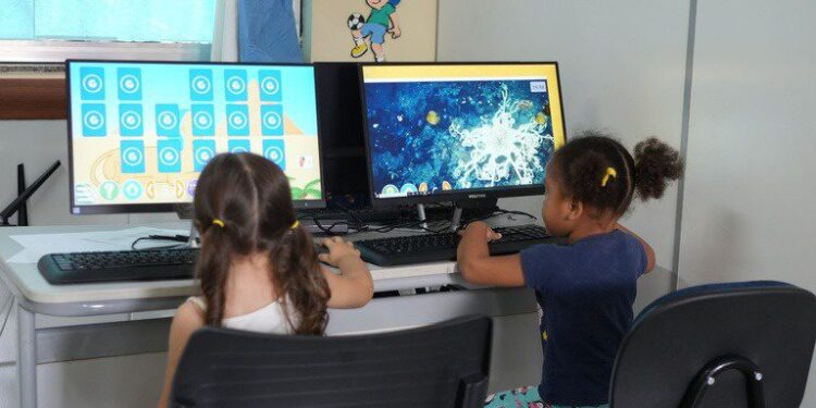Quase 3 mil livros didáticos com acesso gratuito: saiba como utilizar a plataforma