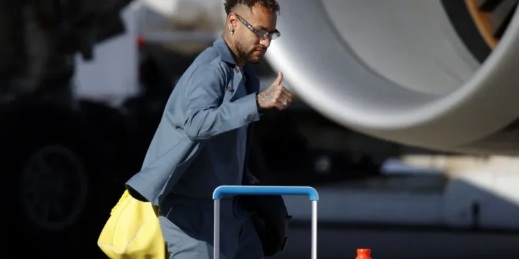 Neymar fará exame para voltar a campo semana que vem, diz Ancelotti