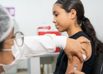 Jovens de 15 a 19 anos podem se vacinar contra o HPV até dezembro