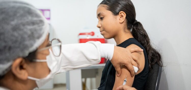 Jovens de 15 a 19 anos podem se vacinar contra o HPV até dezembro